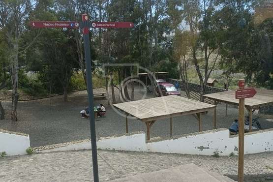 Un vehículo 'descansa' en el merendero del Puente de los Siete Ojos (Telde)/TA.